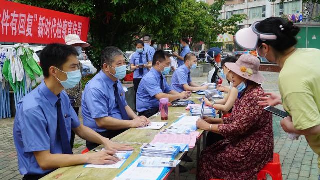 检察长蹭热点“摆摊” 群众家门口受实惠